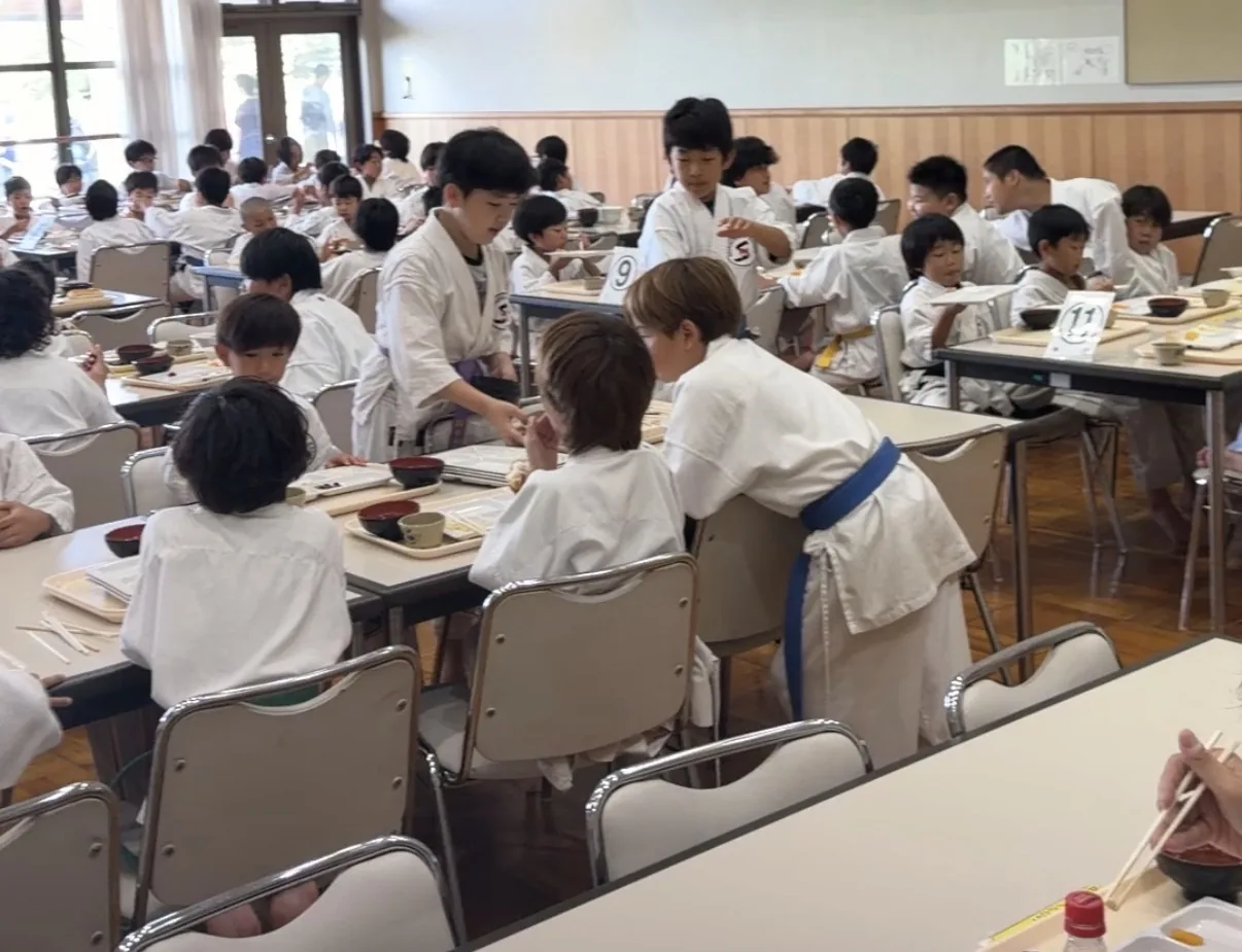 食堂で食事をする子どもたち