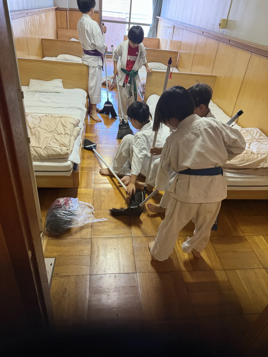部屋の掃除をする子どもたち
