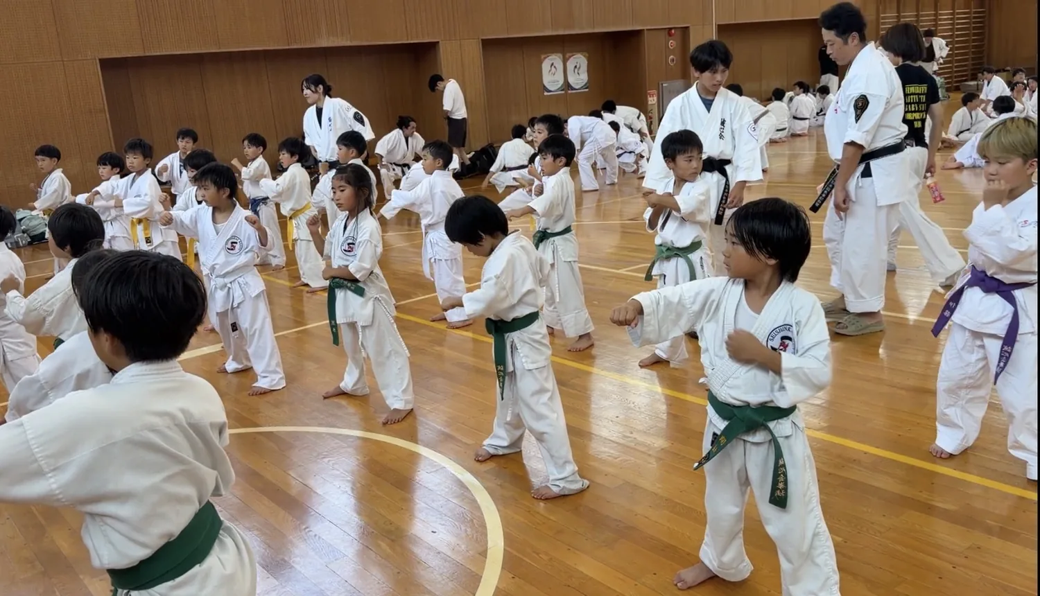 少年合宿で練習に取り組む子どもたち