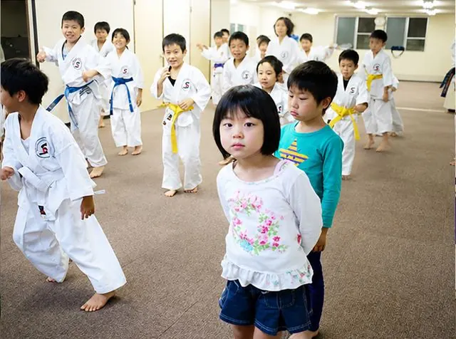 無料体験で練習する子どもたち